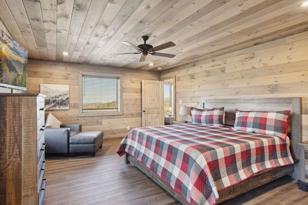 Treehouse Lodge 5 Bedroom Cabin by RedAwning Cabin, 5 Bedrooms 7