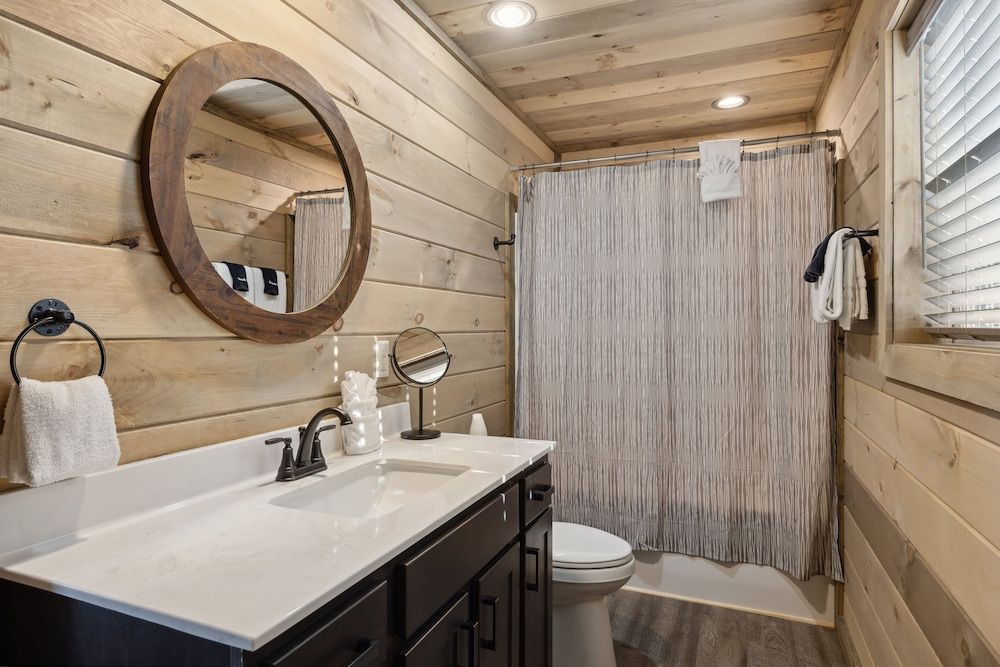 Treehouse Lodge 5 Bedroom Cabin by RedAwning Cabin, 5 Bedrooms 26