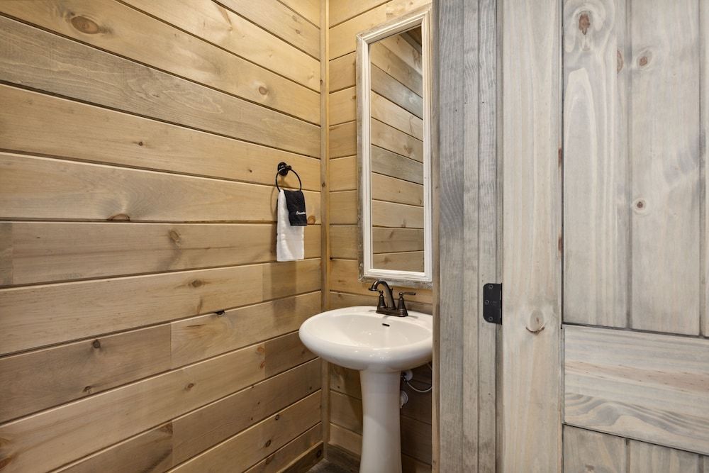 Treehouse Lodge 5 Bedroom Cabin by RedAwning Cabin, 5 Bedrooms 24