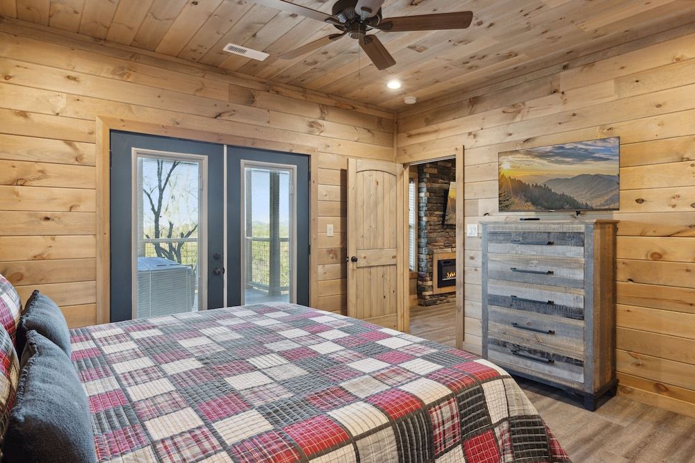 Treehouse Lodge 5 Bedroom Cabin by RedAwning Cabin, 5 Bedrooms 10