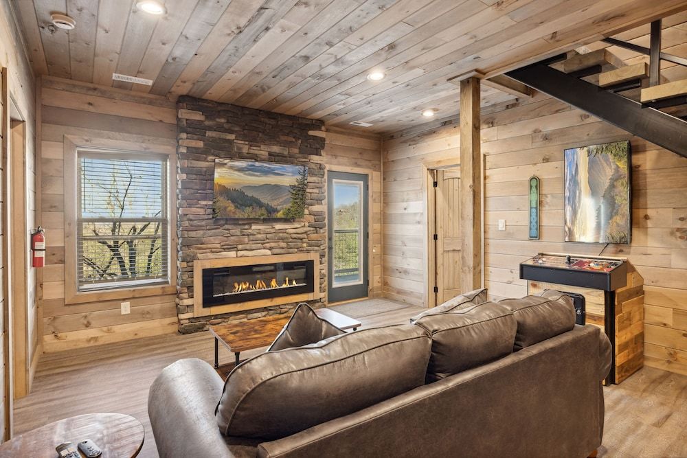 Treehouse Lodge 5 Bedroom Cabin by RedAwning Cabin, 5 Bedrooms 17