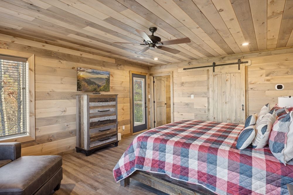 Treehouse Lodge 5 Bedroom Cabin by RedAwning Cabin, 5 Bedrooms 4