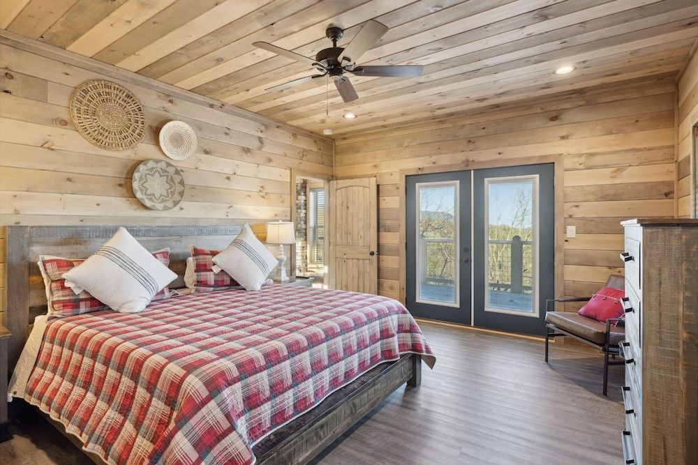 Treehouse Lodge 5 Bedroom Cabin by RedAwning Cabin, 5 Bedrooms 3