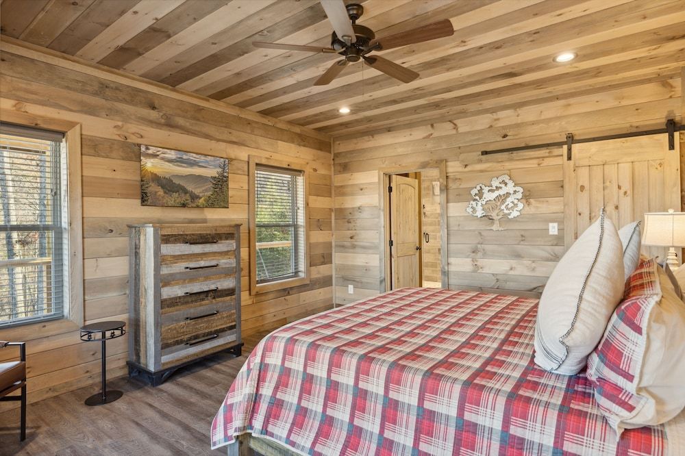 Treehouse Lodge 5 Bedroom Cabin by RedAwning Cabin, 5 Bedrooms 2