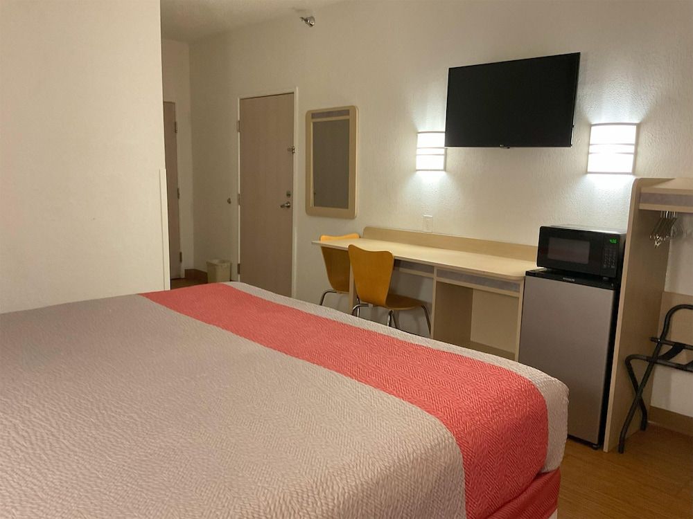 Motel 6 Jackson Airport, Pearl Standard Room, 1 King Bed, Accessible, Non Smoking 3