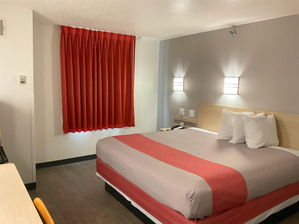 Motel 6 Jackson Airport, Pearl Standard Room, 1 King Bed, Accessible, Non Smoking 4