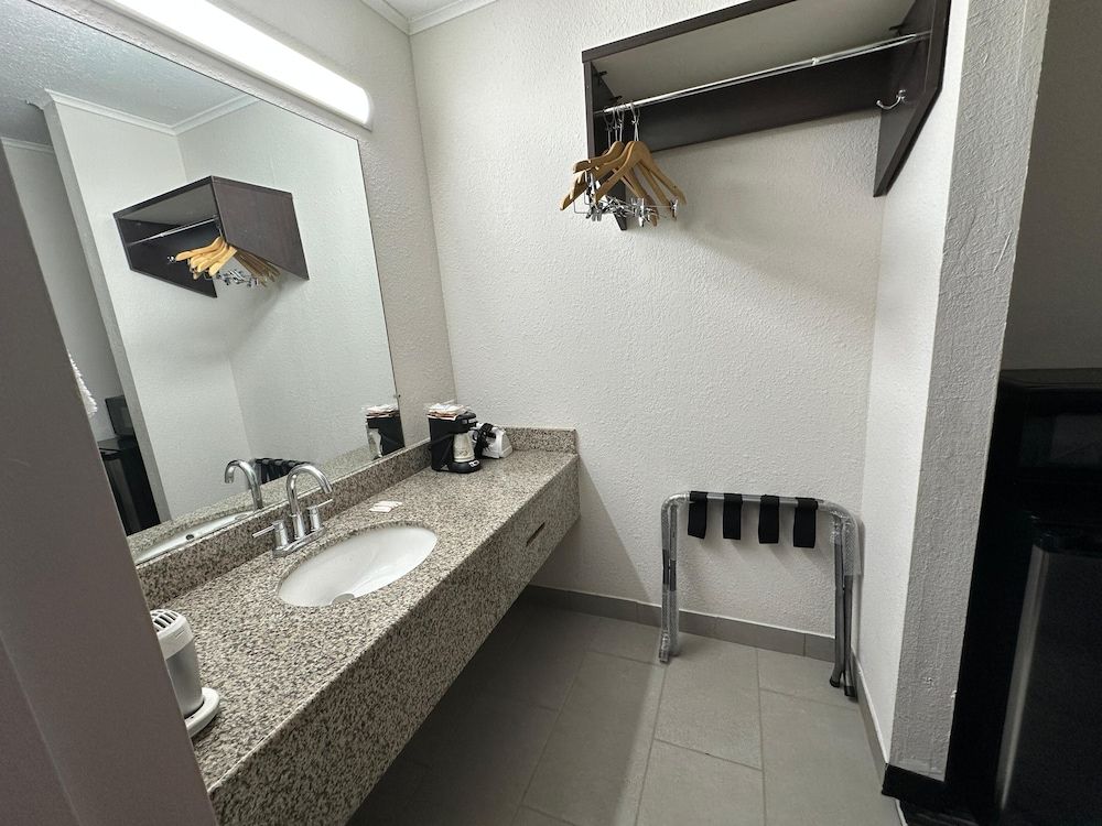 Travel Inn Kingsport Deluxe Non-Smoking Queen Bed 3