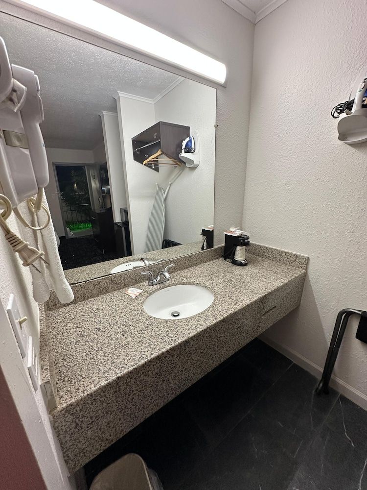 Travel Inn Kingsport Deluxe Non-Smoking Queen Bed 2