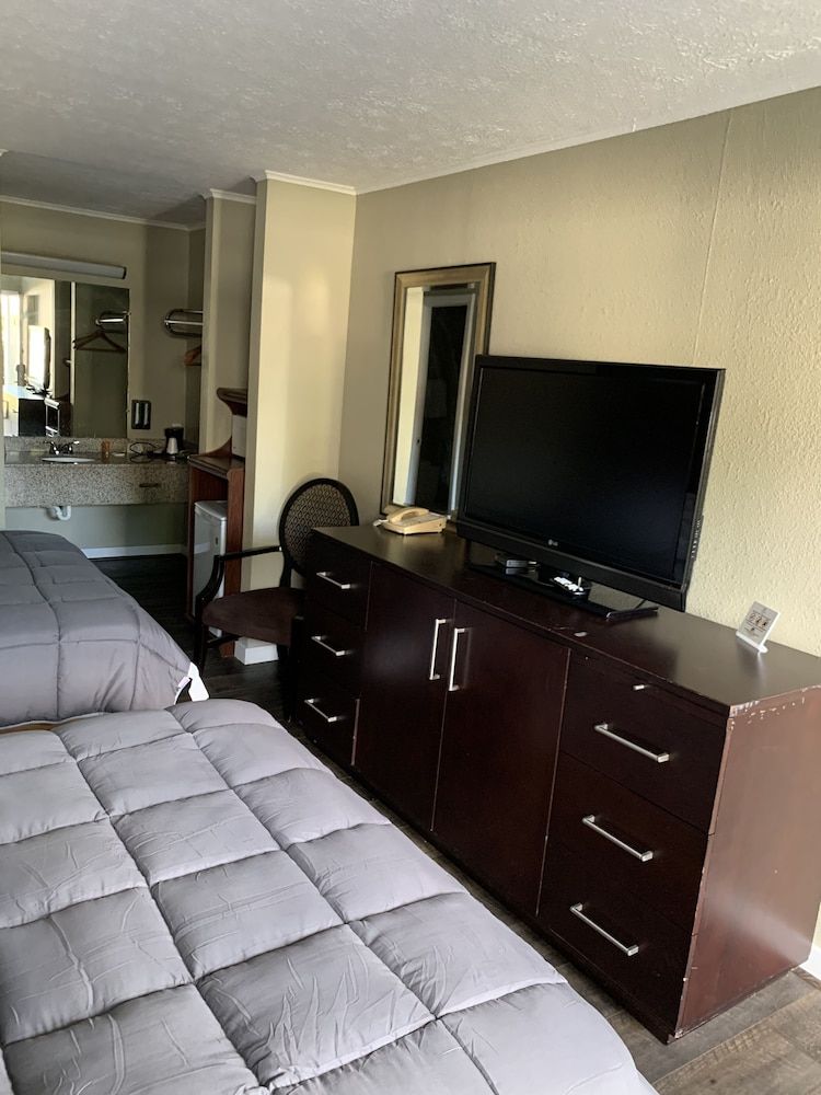 Travel Inn Kingsport Smoking Double Beds 3