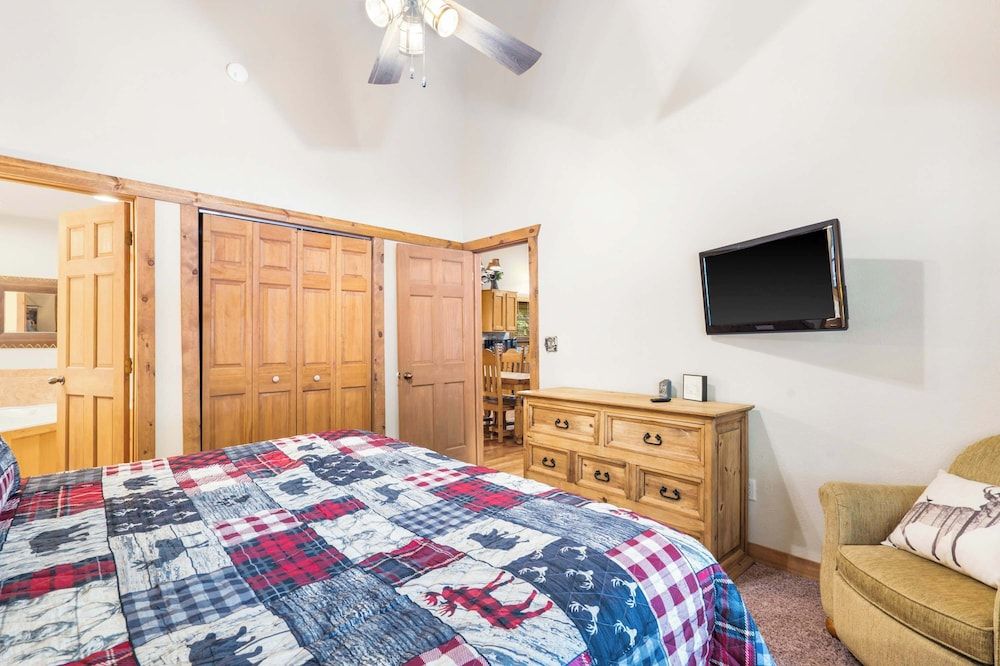 Cabin, Multiple Beds, Balcony, Garden View (Baldknobber Ridge Escape)