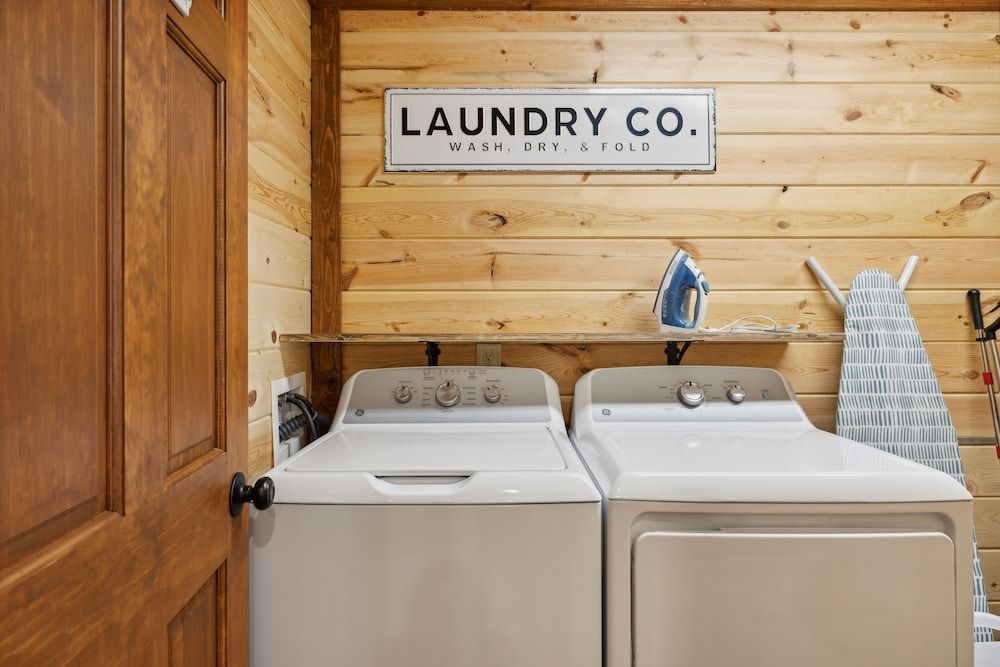 Smoky Mountain Splash 6 Bedroom Cabin by RedAwning Cabin, 6 Bedrooms 53