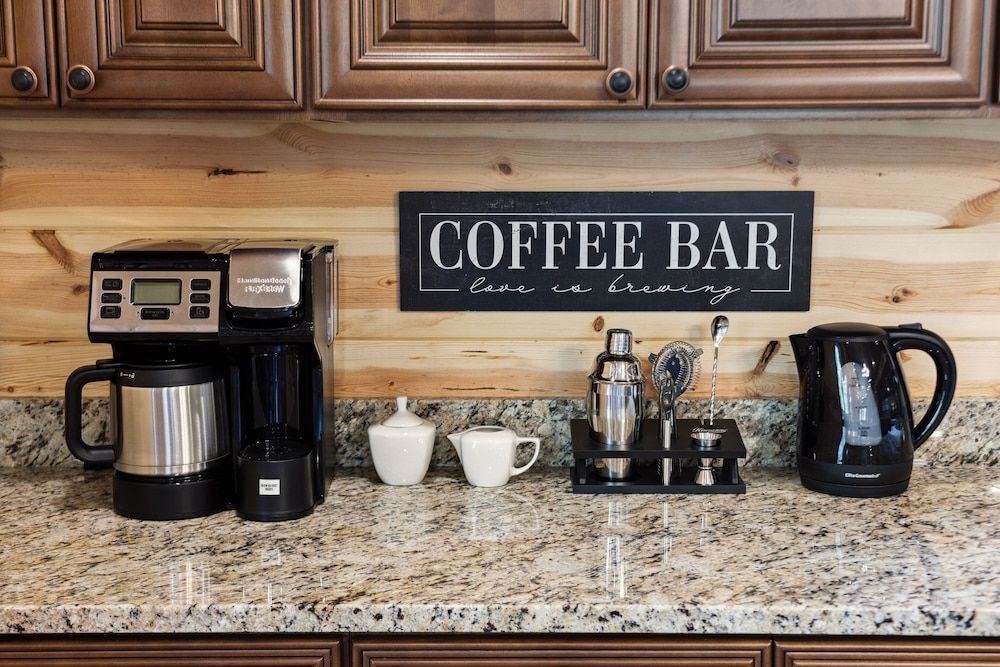 Smoky Mountain Splash 6 Bedroom Cabin by RedAwning Cabin, 6 Bedrooms 24