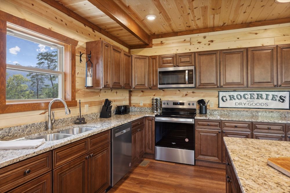 Smoky Mountain Splash 6 Bedroom Cabin by RedAwning Cabin, 6 Bedrooms 17