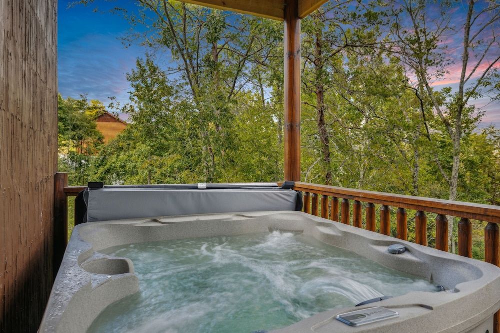 Smoky Mountain Splash 6 Bedroom Cabin by RedAwning Cabin, 6 Bedrooms 42