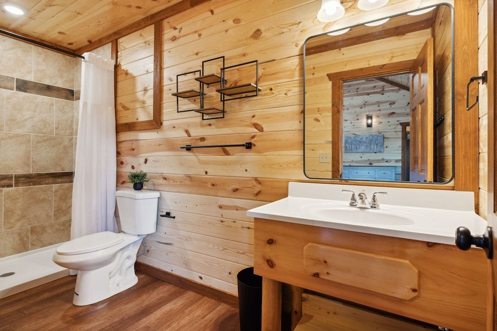 Smoky Mountain Splash 6 Bedroom Cabin by RedAwning Cabin, 6 Bedrooms 32