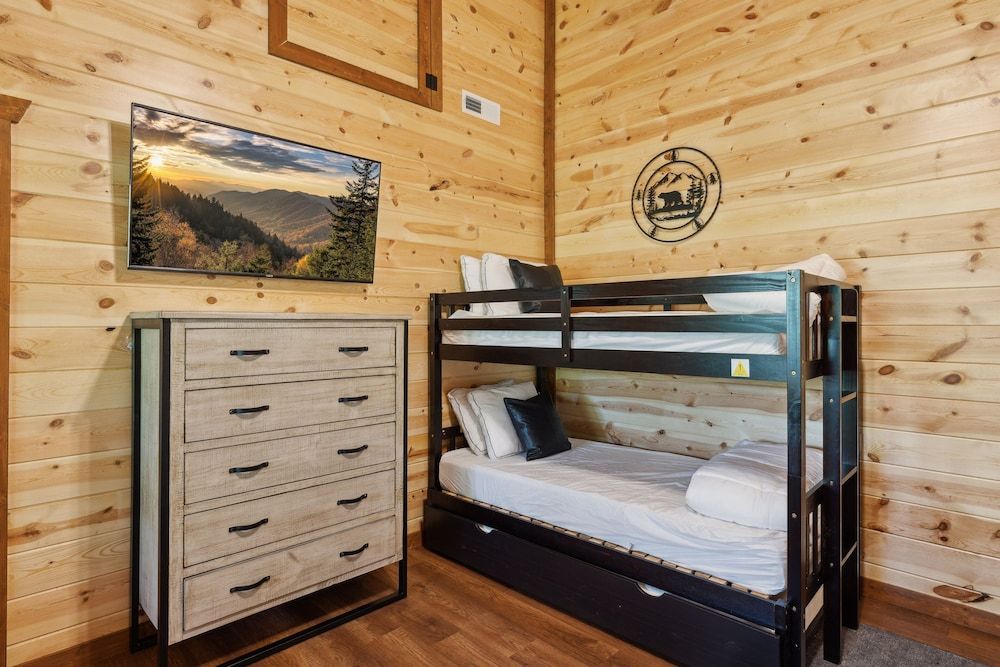 Smoky Mountain Splash 6 Bedroom Cabin by RedAwning Cabin, 6 Bedrooms 13