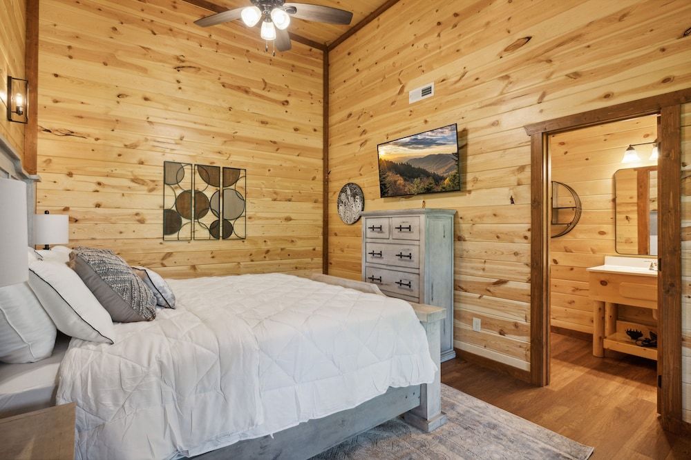 Smoky Mountain Splash 6 Bedroom Cabin by RedAwning Cabin, 6 Bedrooms 15