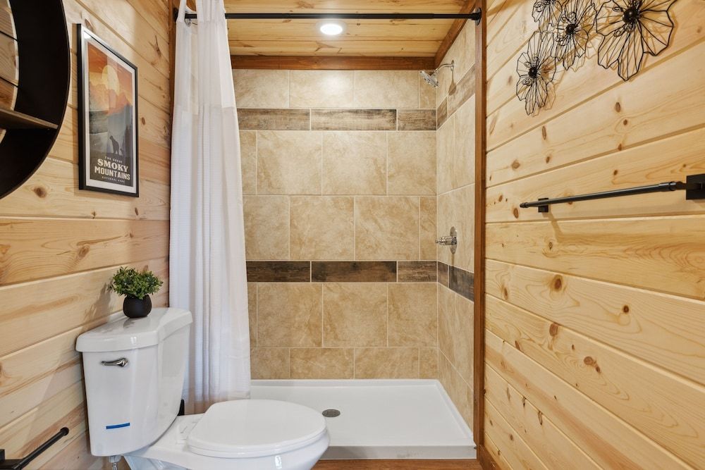 Smoky Mountain Splash 6 Bedroom Cabin by RedAwning Cabin, 6 Bedrooms 26