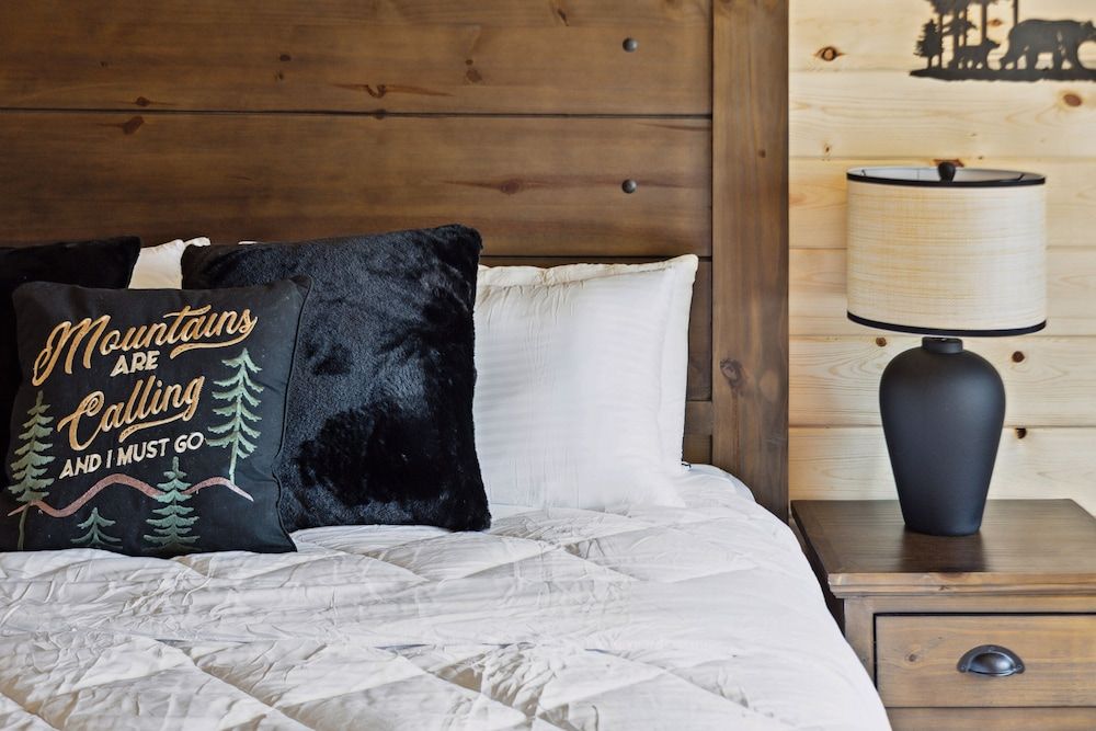 Smoky Mountain Splash 6 Bedroom Cabin by RedAwning Cabin, 6 Bedrooms 16