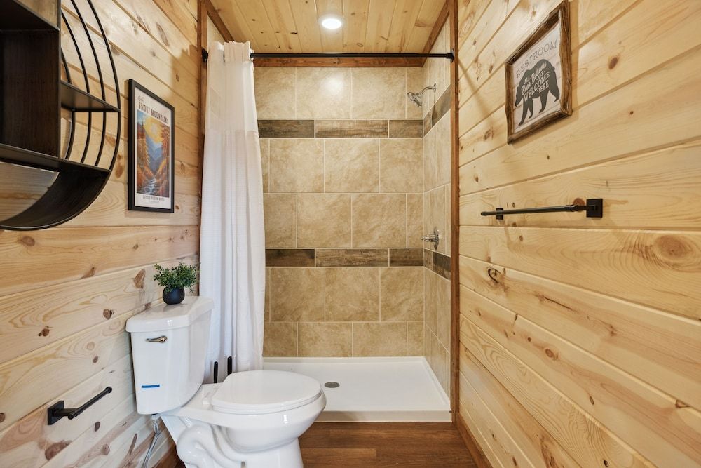 Smoky Mountain Splash 6 Bedroom Cabin by RedAwning Cabin, 6 Bedrooms 30