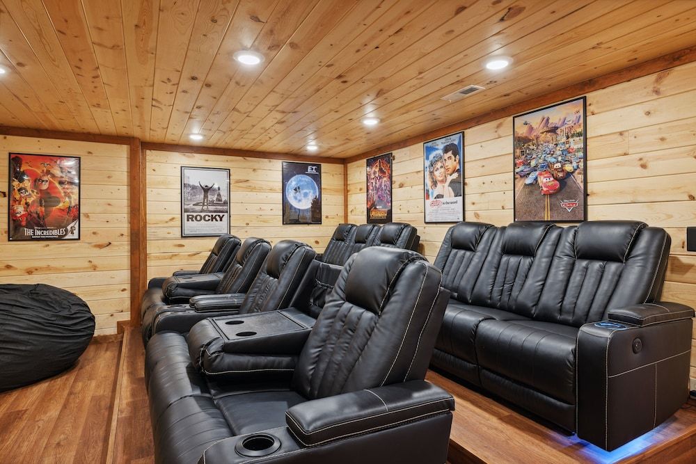 Smoky Mountain Splash 6 Bedroom Cabin by RedAwning Cabin, 6 Bedrooms 55