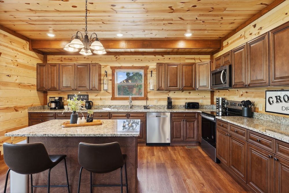 Smoky Mountain Splash 6 Bedroom Cabin by RedAwning Cabin, 6 Bedrooms 20