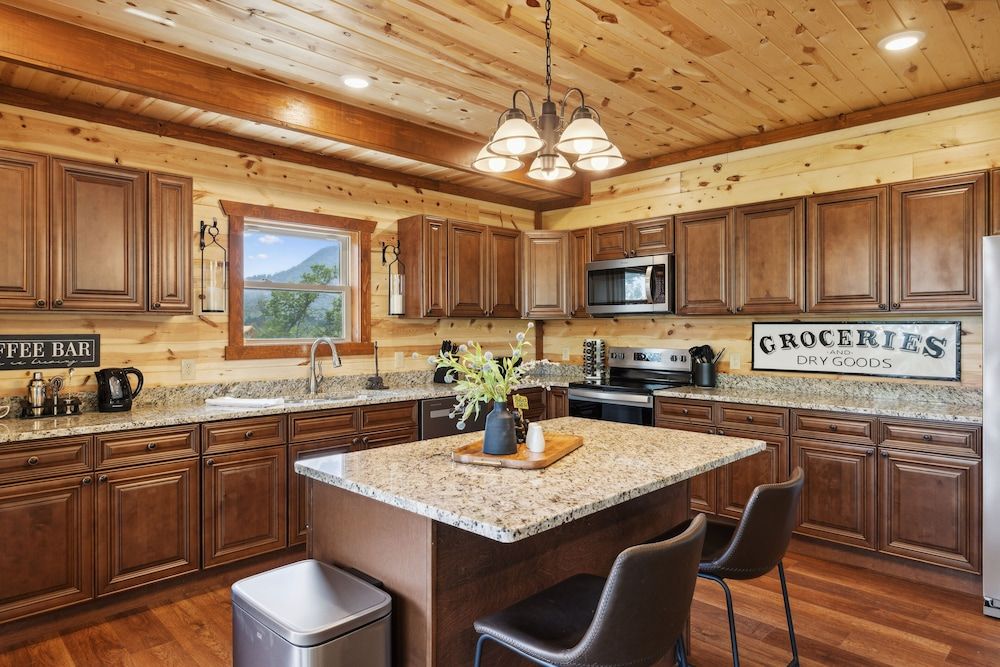 Smoky Mountain Splash 6 Bedroom Cabin by RedAwning Cabin, 6 Bedrooms 18