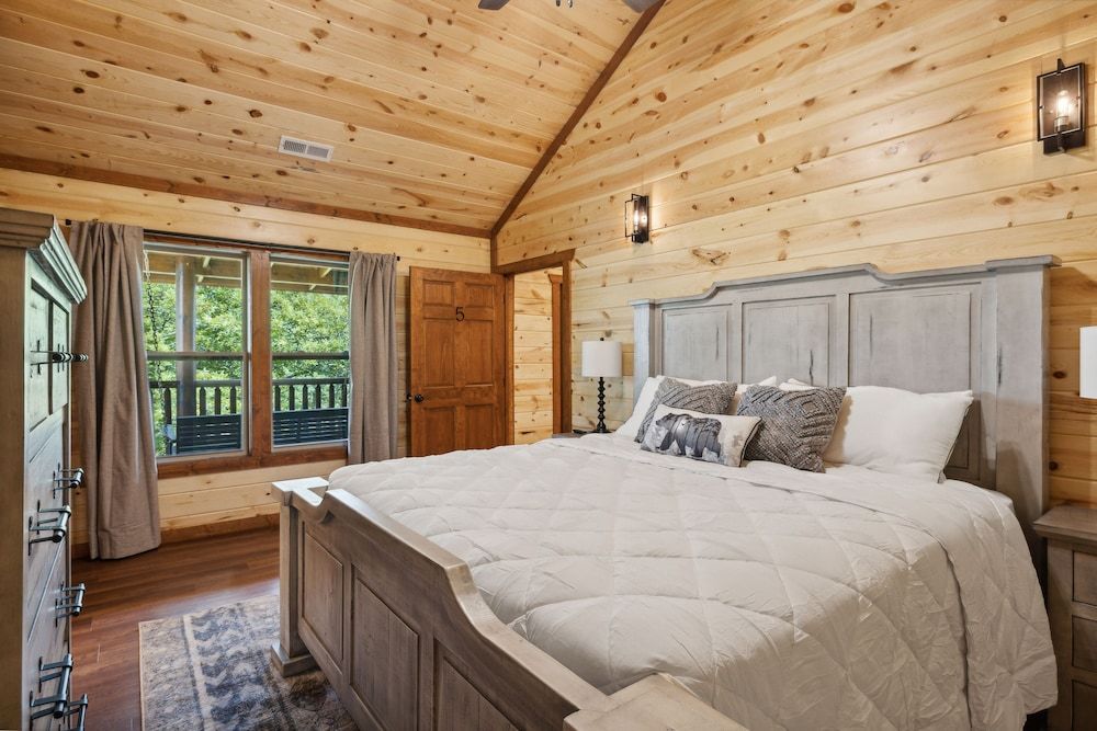 Smoky Mountain Splash 6 Bedroom Cabin by RedAwning Cabin, 6 Bedrooms 14