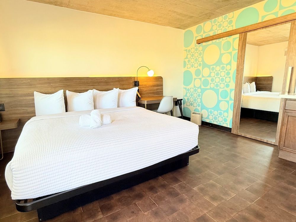 The Alice Hotel Premium Suite, 1 King Bed 4