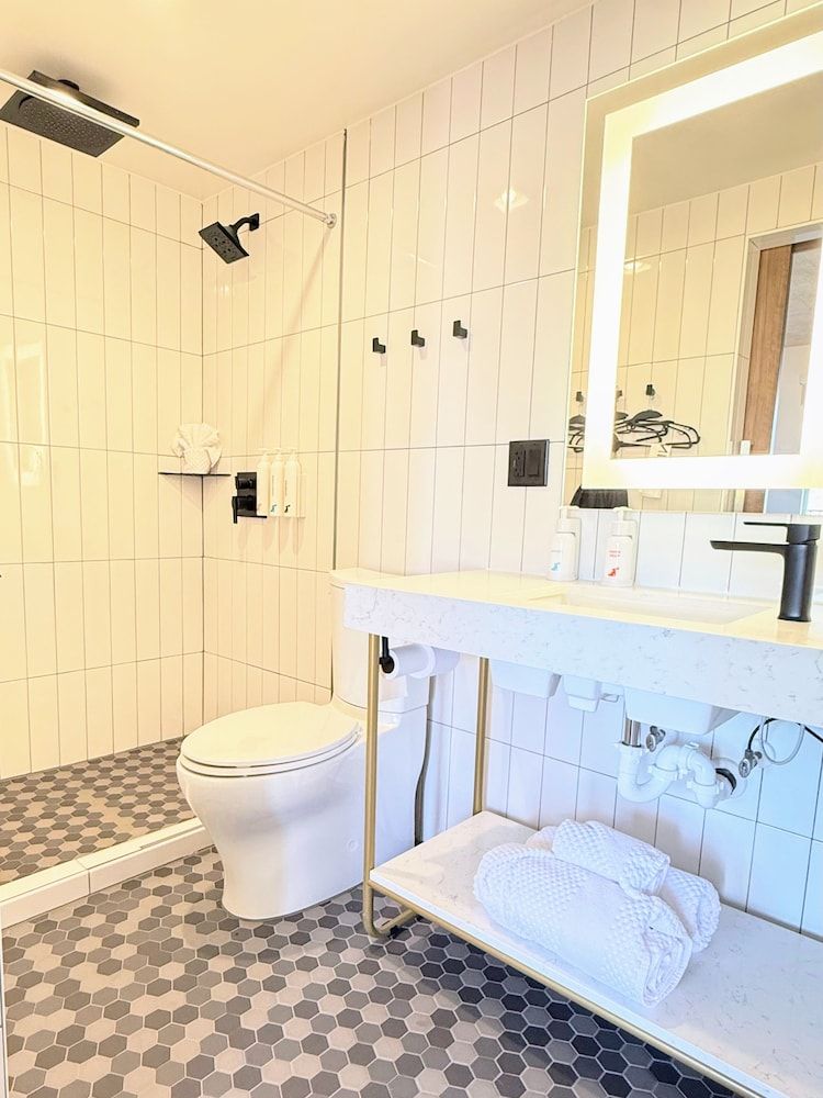 The Alice Hotel Premium Suite, 1 King Bed 10