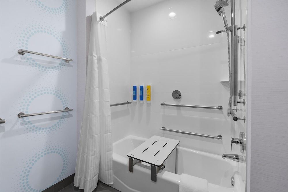 Tru By Hilton Cape Girardeau Room, 1 King Bed, Accessible, Bathtub (Mobility & Hearing) 4