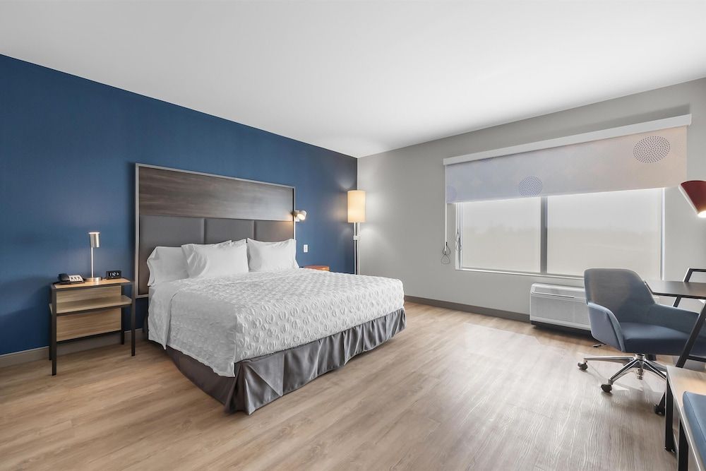 Tru By Hilton Cape Girardeau Room, 1 King Bed, Accessible, Bathtub (Mobility & Hearing) 2