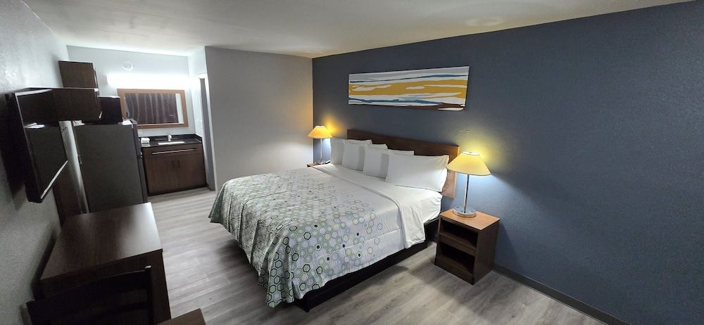 HomeTowne Studios LaGrange Studio, 1 King Bed, Non Smoking, Kitchenette 2