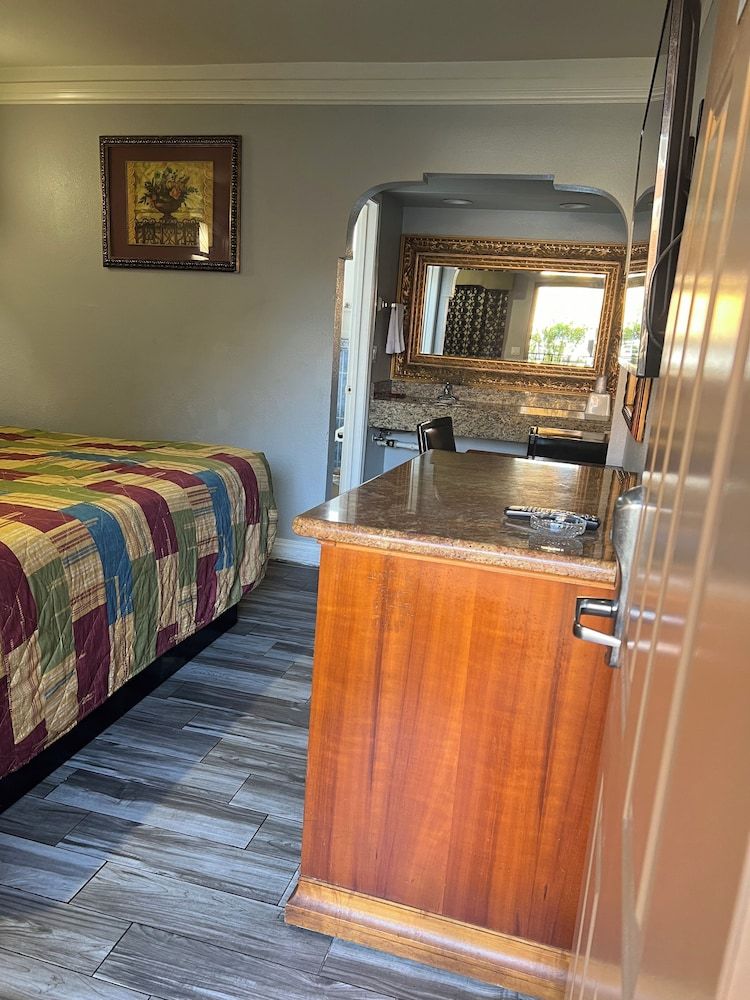 Amber Motel Basic Room 4