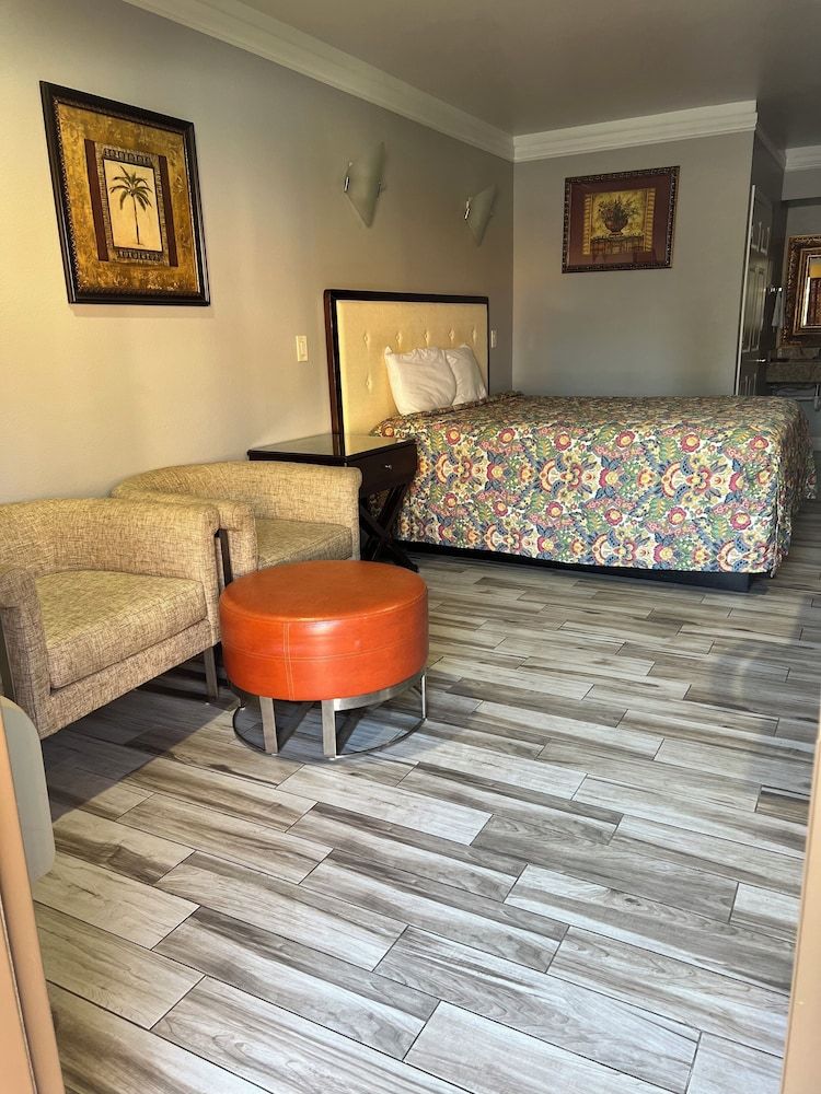 Amber Motel Deluxe Room 6