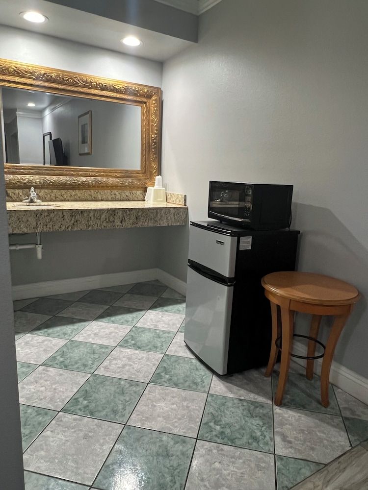 Amber Motel Deluxe Room 2