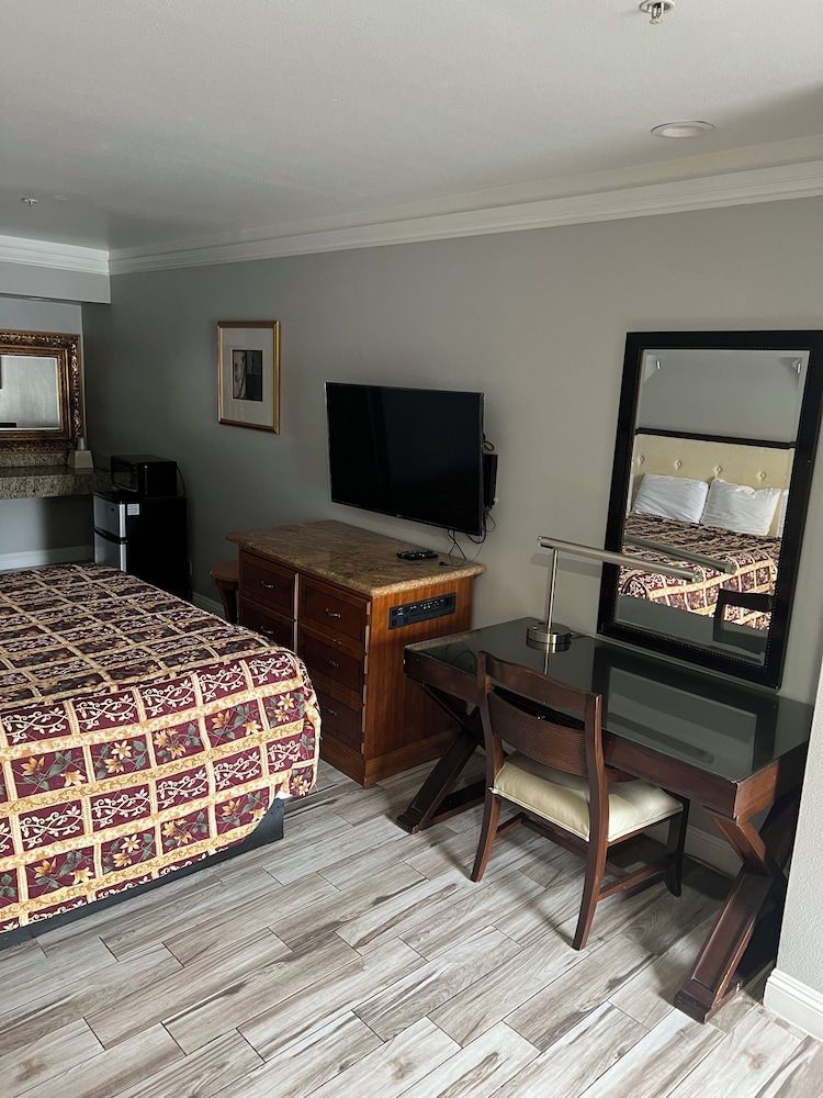 Amber Motel Deluxe Room 3