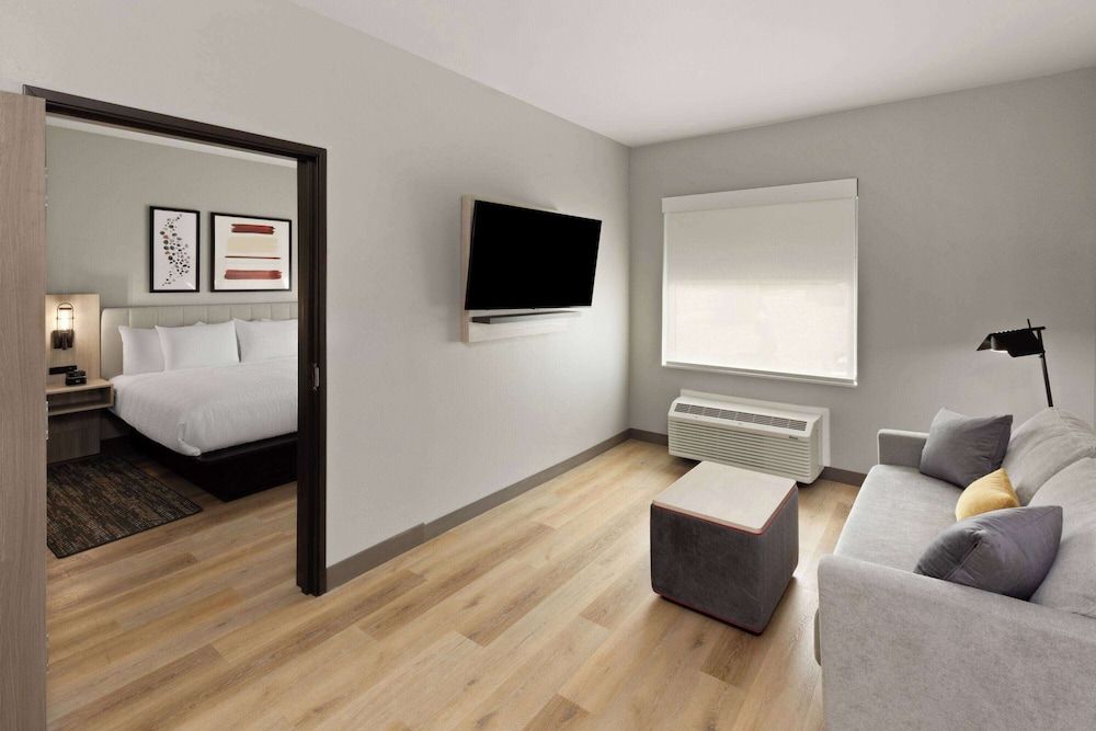 Hawthorn Extended Stay by Wyndham DeSoto Grand Suite, 1 King Bed with Sofa bed, Non Smoking 2
