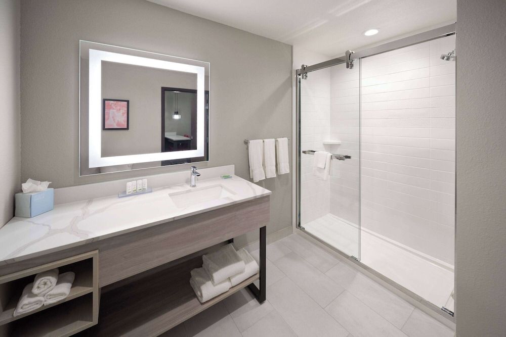 Hawthorn Extended Stay by Wyndham DeSoto Grand Suite, 1 King Bed with Sofa bed, Non Smoking 3