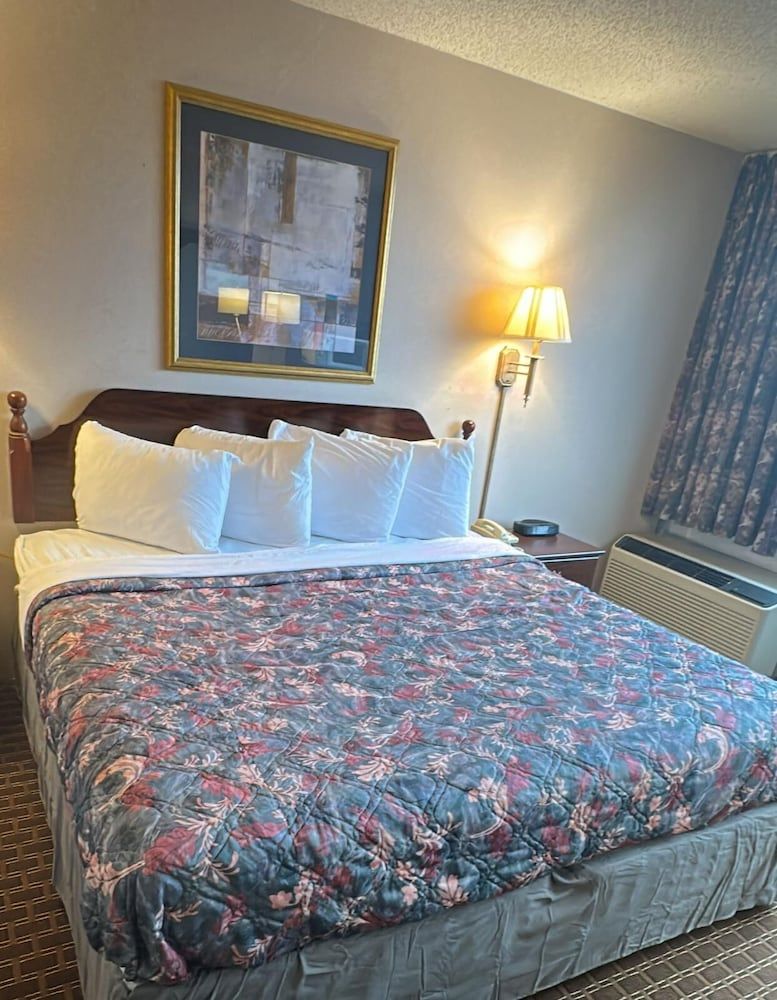 Napoleon Inn & Suits