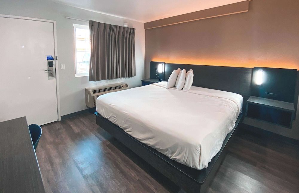 Studio 6 West Sacramento, CA Standard Room, 1 King Bed, Non Smoking, Kitchenette 4