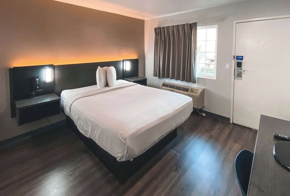 Studio 6 West Sacramento, CA Standard Room, 1 King Bed, Non Smoking, Kitchenette 5