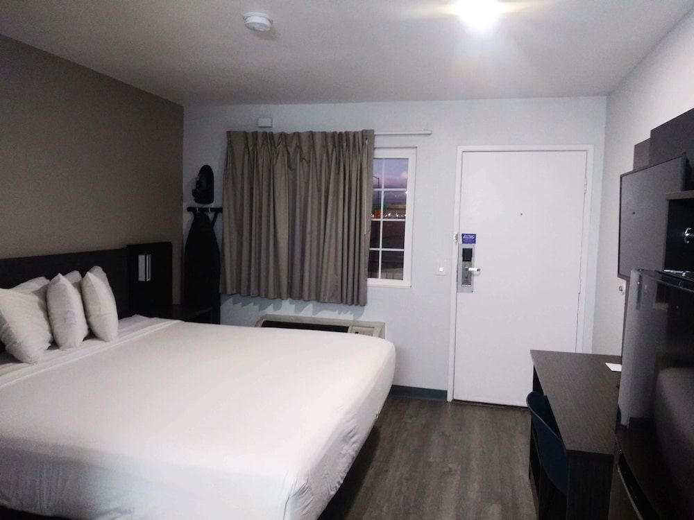 Studio 6 West Sacramento, CA Standard Room, 1 King Bed, Non Smoking, Kitchenette 10