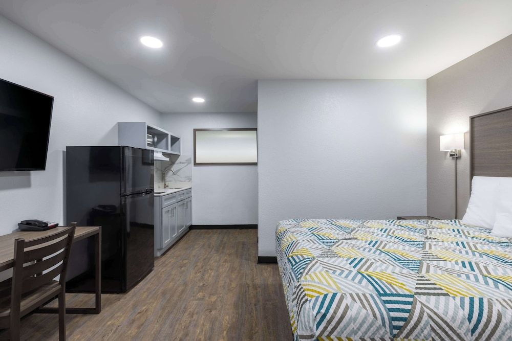 Studio 6 Hickory, NC Standard Room, 1 Queen Bed, Non Smoking, Kitchenette 3