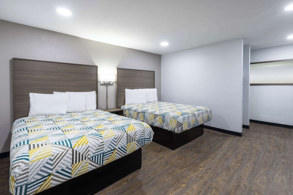 Studio 6 Hickory, NC Standard Room, 2 Queen Beds, Non Smoking, Kitchenette 7