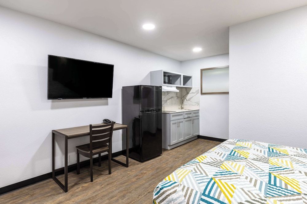 Studio 6 Hickory, NC Standard Room, 1 Queen Bed, Non Smoking, Kitchenette 2