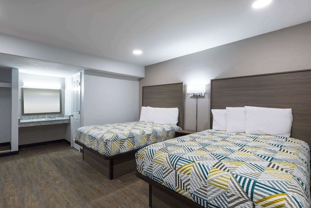 Studio 6 Hickory, NC Standard Room, 2 Queen Beds, Non Smoking, Kitchenette 6