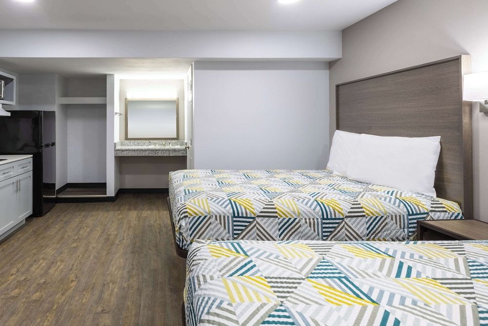 Studio 6 Hickory, NC Standard Room, 2 Queen Beds, Non Smoking, Kitchenette 4