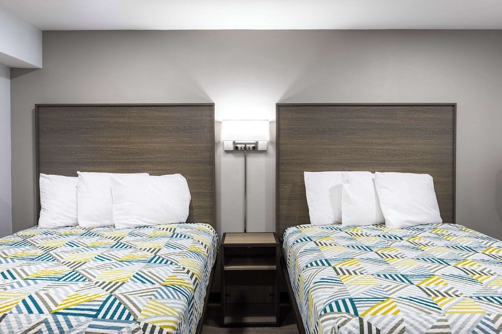 Studio 6 Hickory, NC Standard Room, 2 Queen Beds, Non Smoking, Kitchenette 3