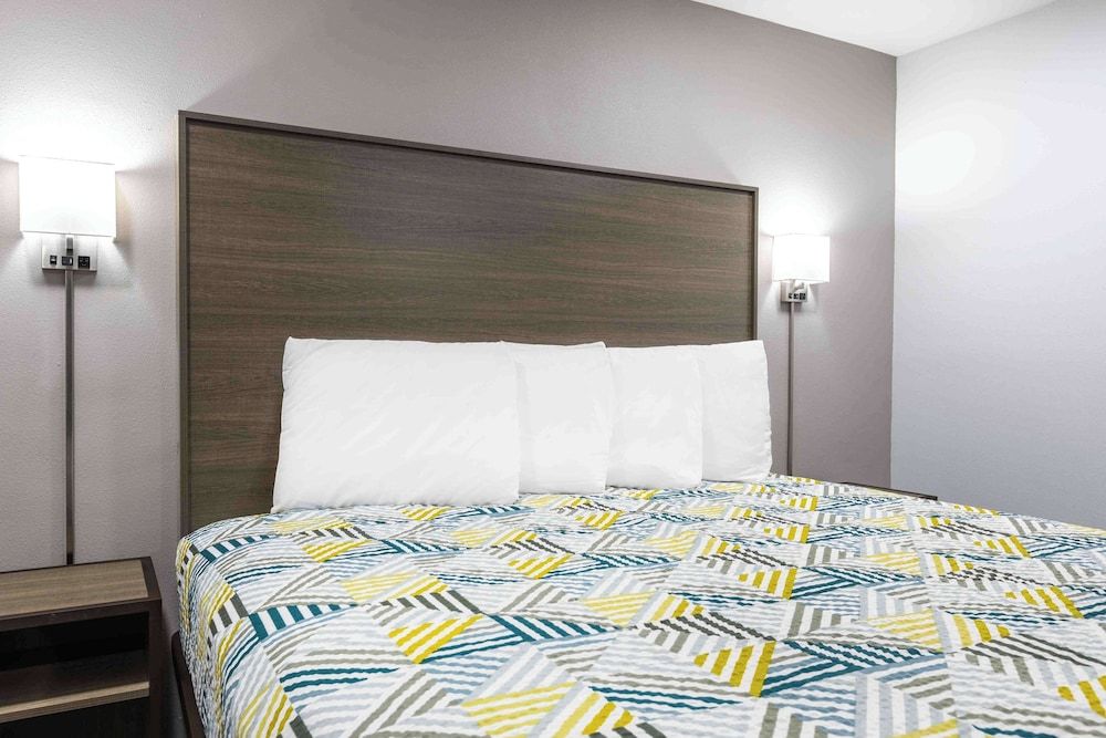 Motel 6 Hickory, NC Standard Room, 1 King Bed, Smoking, Refrigerator & Microwave